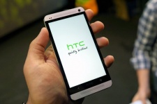 HTC One dùng ‘cảm hứng’ iPhone để tồn tại